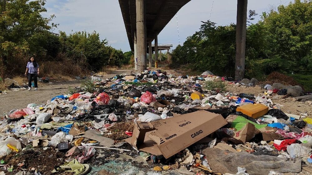 Građevinski šut, nameštaj, plastične flaše...: Još jedna deponija niče ispod Pančevačkog mosta 1