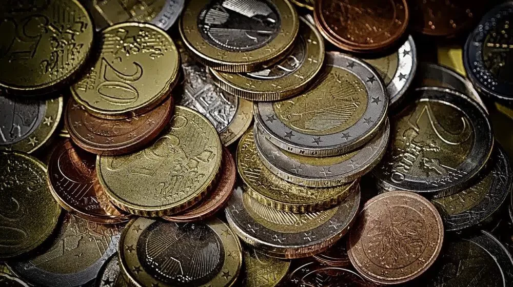 Tinejdžeri u Baru iz automata ukrali 2.500 evra u kovanicama 1