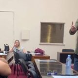 Odbornik SNS Branislav Milićević (Branko Kockica) vređao i gađao materijalima odbornicu Moramo (VIDEO) 6