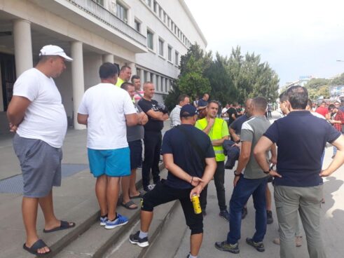 Poljoprivrednici ostaju u centru Novog Sada spavaju ispred Banovine, ujutru u 9 razgovor sa premijerkom 11