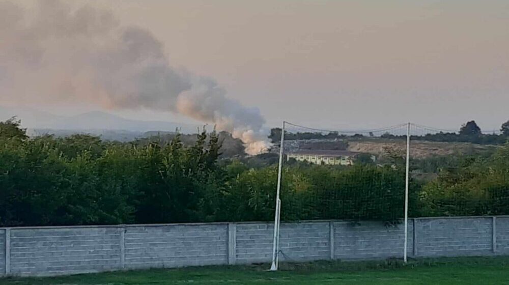 Ponovo gorela deponija smeća u Topoli: Dok nadležni obećavaju rešenje problema, građani udišu štetne gasove 1