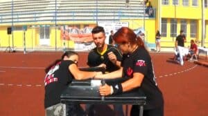 Gordana ima samo 54 kilograma, a tri godine niko nije uspeo da joj obori ruku 3