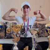 Gordana ima samo 54 kilograma, a tri godine niko nije uspeo da joj obori ruku 6