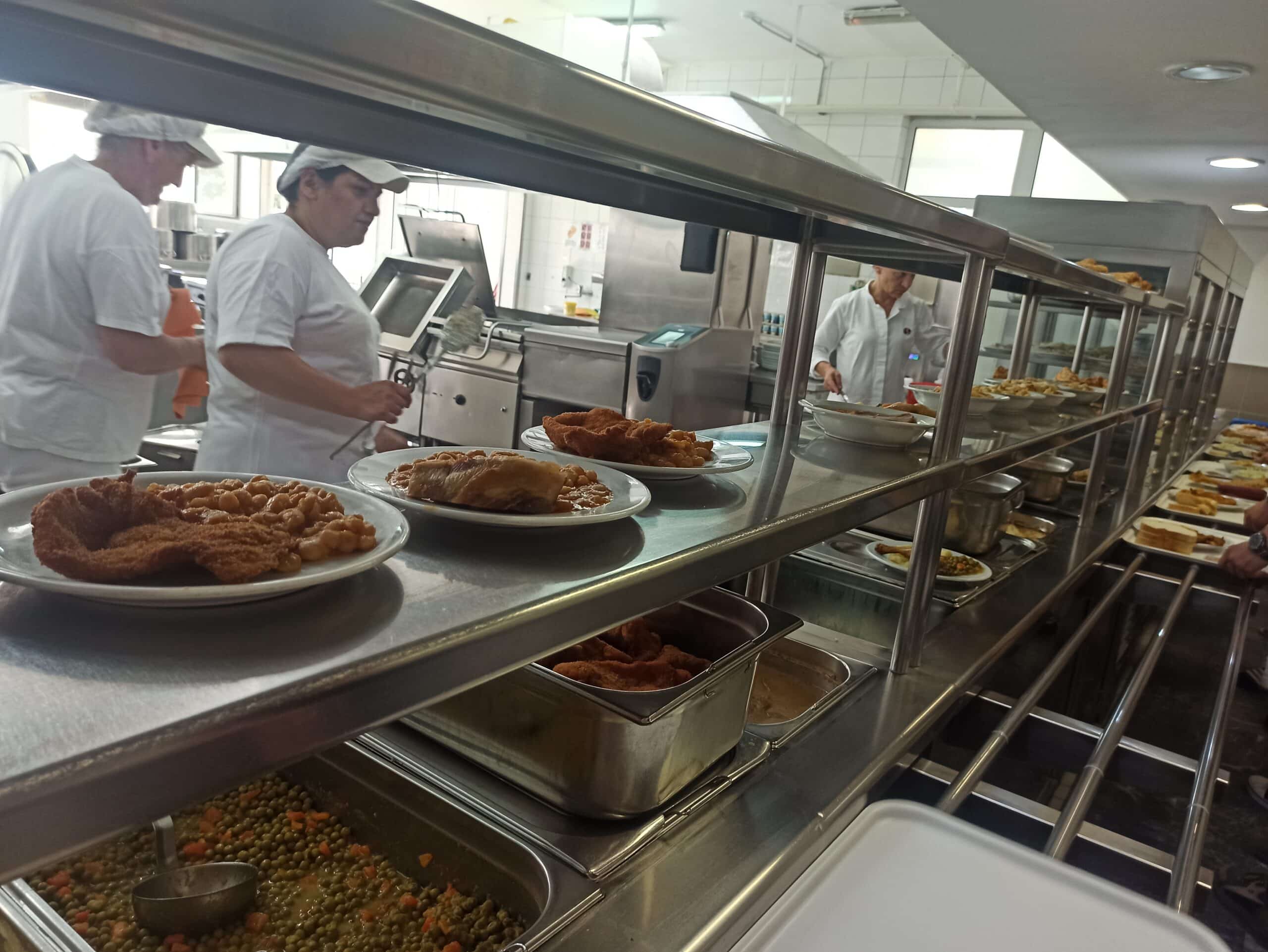 "Sarma i pomfrit, pa gde ste to još videli?": Bili smo u studentskim menzama i saznali za koja jela se traži dupla porcija (FOTO) 11 "Sarma i pomfrit, pa gde ste to još videli?": Bili smo u studentskim menzama i saznali za koja jela se traži dupla porcija (FOTO) 11