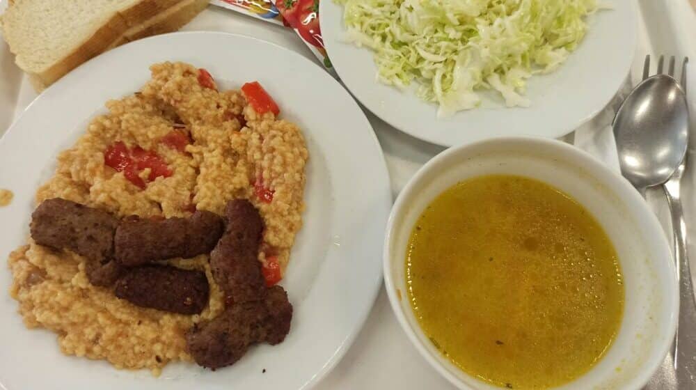 "Sarma i pomfrit, pa gde ste to još videli?": Bili smo u studentskim menzama i saznali za koja jela se traži dupla porcija (FOTO) 1