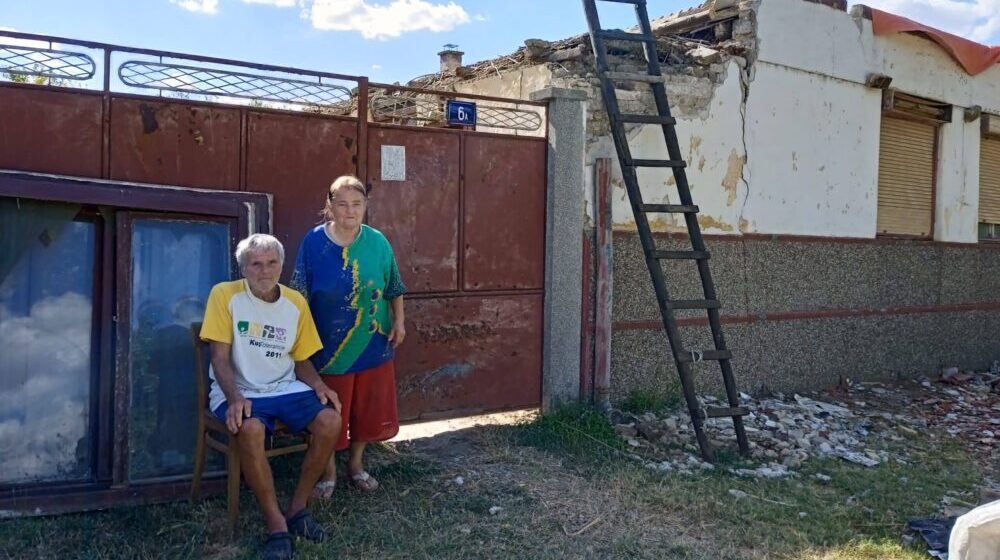 Bračnom paru Dušnoki iz Subotice se urušio krov kuće, spasila ih samo sreća: “Brzo će doći zima” 1