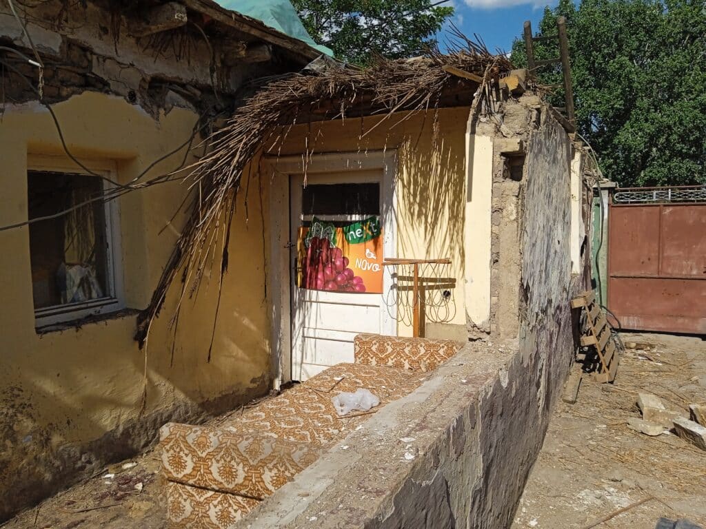 Bračnom paru Dušnoki iz Subotice se urušio krov kuće, spasila ih samo sreća: “Brzo će doći zima” 15