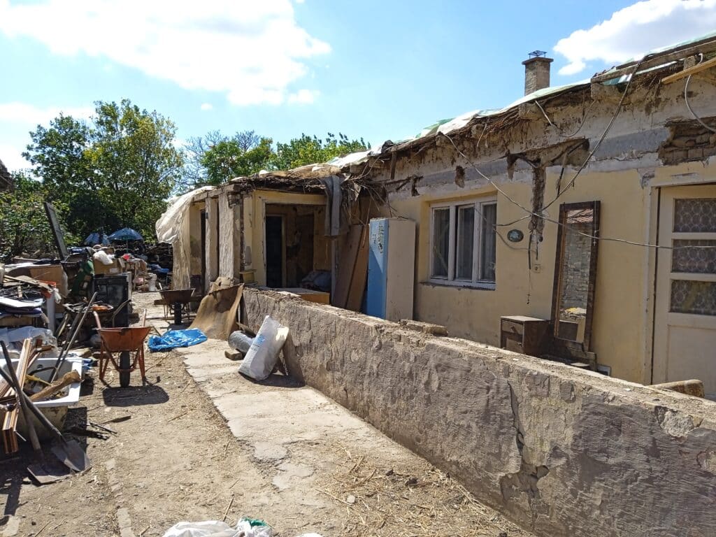 Bračnom paru Dušnoki iz Subotice se urušio krov kuće, spasila ih samo sreća: “Brzo će doći zima” 2 Bračnom paru Dušnoki iz Subotice se urušio krov kuće, spasila ih samo sreća: “Brzo će doći zima” 2