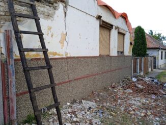 Urušen dom bračnog para Dušnoki iz Subotice Bračnom paru Dušnoki iz Subotice se urušio krov kuće, spasila ih samo sreća: “Brzo će doći zima” 3