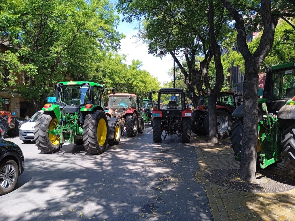 Subotički poljoprivrednici se povlače iz centra grada, ali ne odustaju od svojih zahteva 3 Subotički poljoprivrednici se povlače iz centra grada, ali ne odustaju od svojih zahteva 3