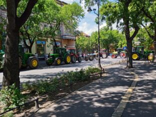 Subotički poljoprivrednici blokirali Štrosmajerovu ulicu Nakon blokade, subotički poljoprivrednici najavili novu protestnu vožnju 8