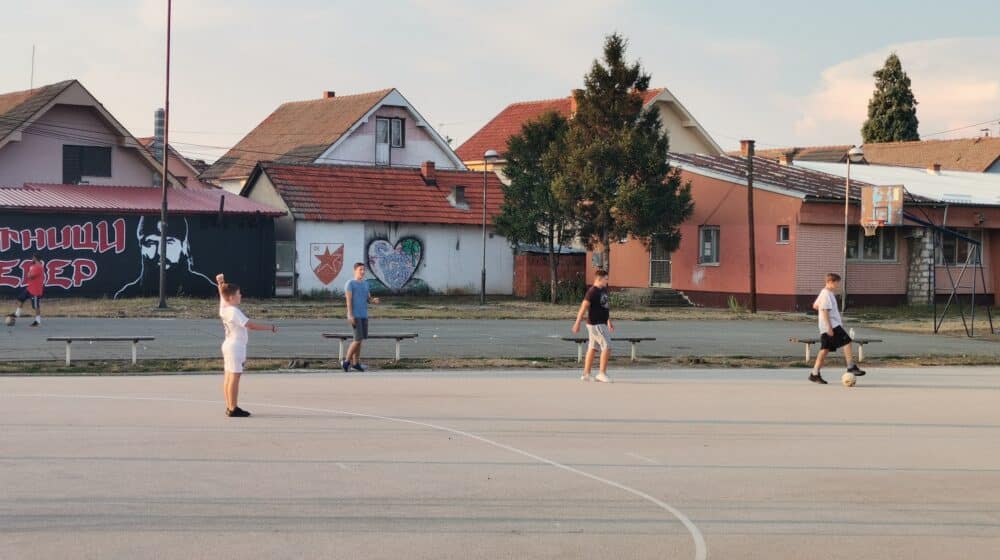 “Četnički grafit u dvorištu škole u Šapcu propagira huligansku, navijačku kulturu": Građanske inicijative i SUBNOR traže uklanjanje tog sadržaja 1