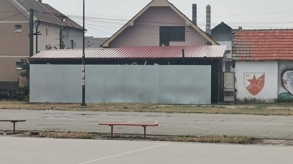 Slučaj "četničkog murala" u dvorištu šabačke škole dobio epilog: Konstrukcijom sakriven od pogleda dece 1