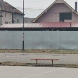 Slučaj "četničkog murala" u dvorištu šabačke škole dobio epilog: Konstrukcijom sakriven od pogleda dece 6