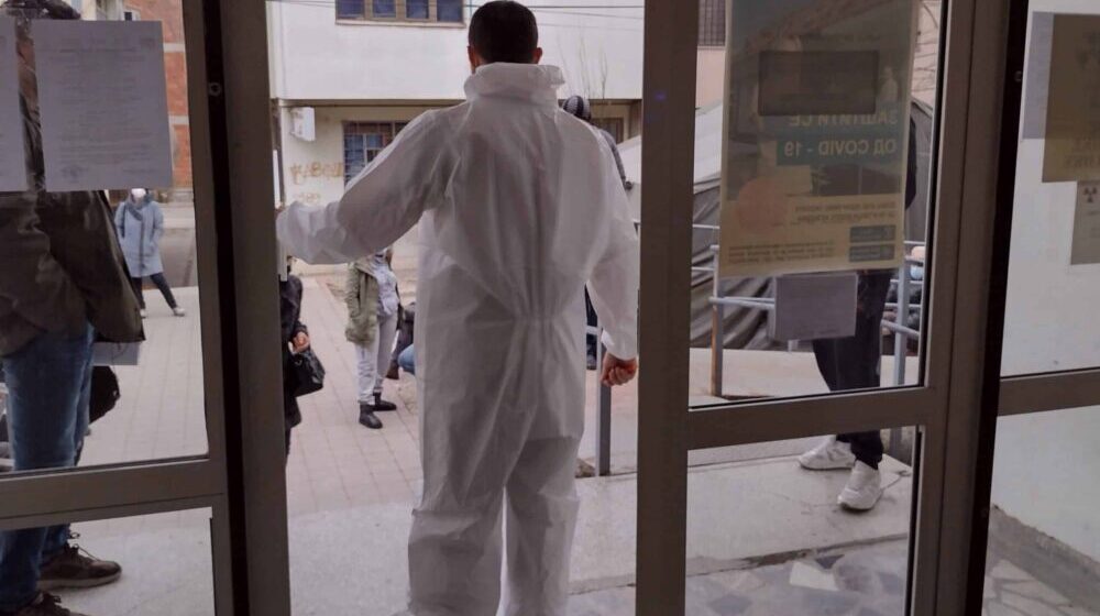 U Kragujevcu i Šumadiji se juče na kovid testiralo više od 1.000 osoba, trećina pozitivna 1