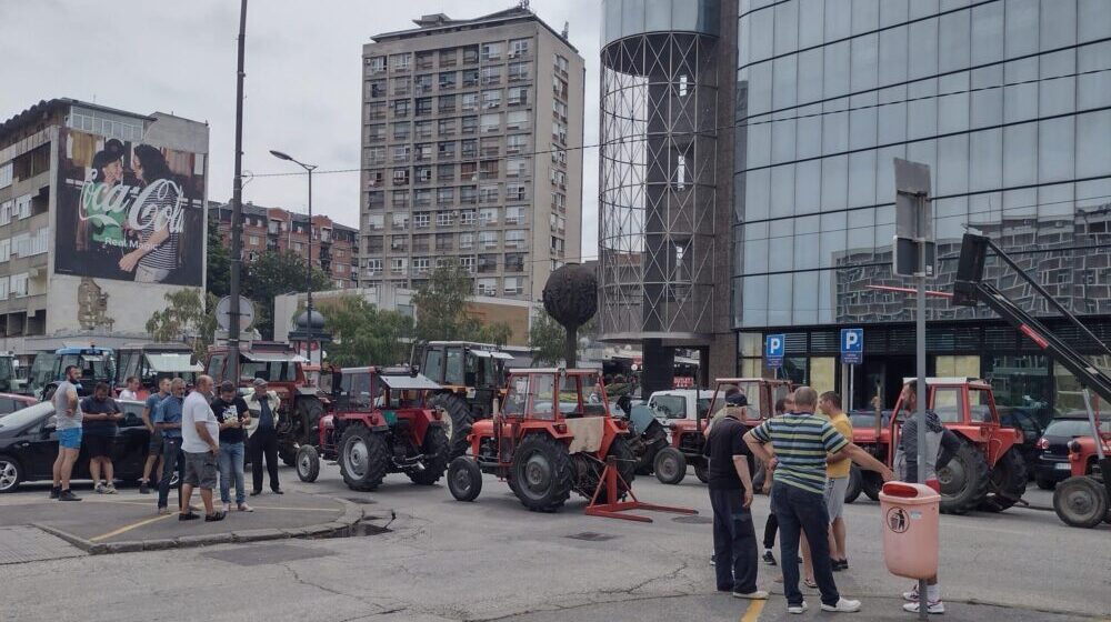 Kragujevac: Veċ pet sati traje blokada centra grada, Kragujevčani poljoprivrednike služe kafom i osveženjem 1