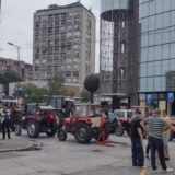 Kragujevac: Veċ pet sati traje blokada centra grada, Kragujevčani poljoprivrednike služe kafom i osveženjem 14