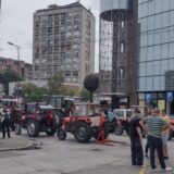 Kragujevac: Veċ pet sati traje blokada centra grada, Kragujevčani poljoprivrednike služe kafom i osveženjem 17