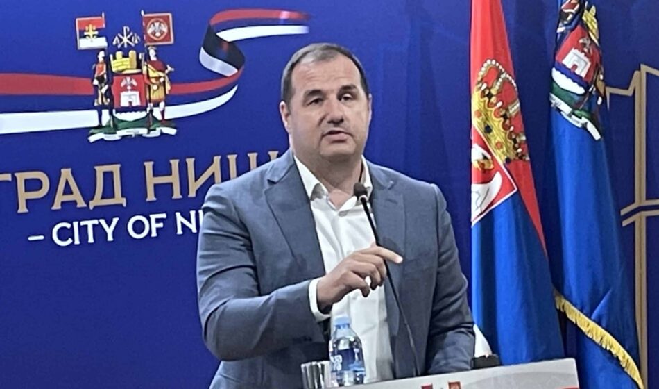 Opozicija traži ostavku niškog većnika Nenada Stankovića zbog ponižavanja novinara: Incident prilikom odlaska voza na miting SNS u Beogradu 1