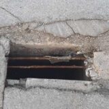 Rupa u renoviranom pešačkom mostu na leskovačkoj reci Veternici 5