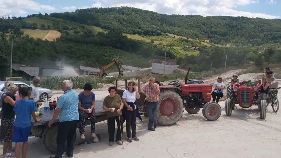 Stanovnik Pakovraća traktorom blokirao radove na autoputu Preljina-Požega 1