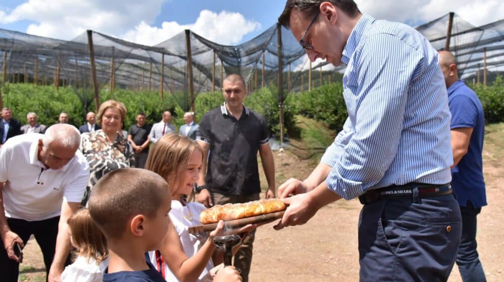 Petković odneo pomoć porodici Jevremović u selu kod Leposavića 1