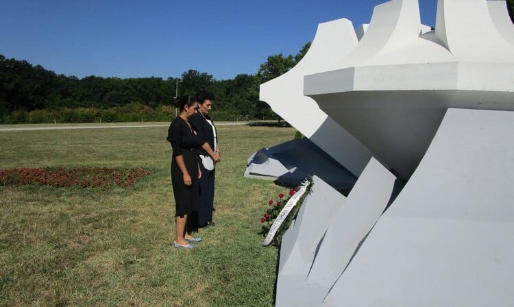 Polaganjem venaca u Kragujevcu odata pošta stradalim Romima i Romkinjama u Aušvicu 1