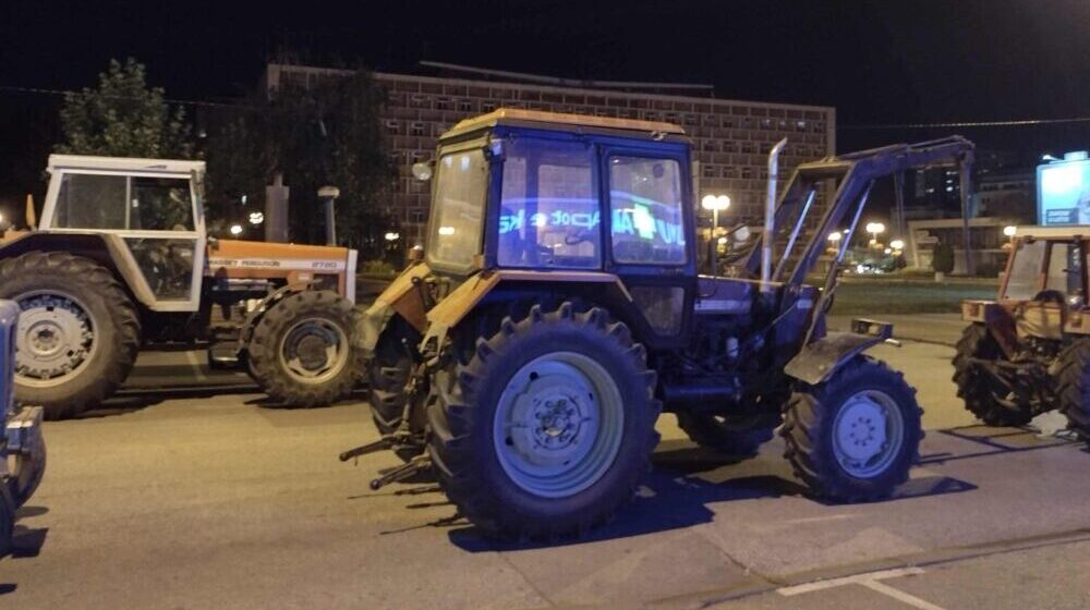 "Da l' je asfalt ili blato, Šumadinac trpi bato": Reporter Danasa proveo noć sa poljoprivrednicima u blokadi Kragujevca 1