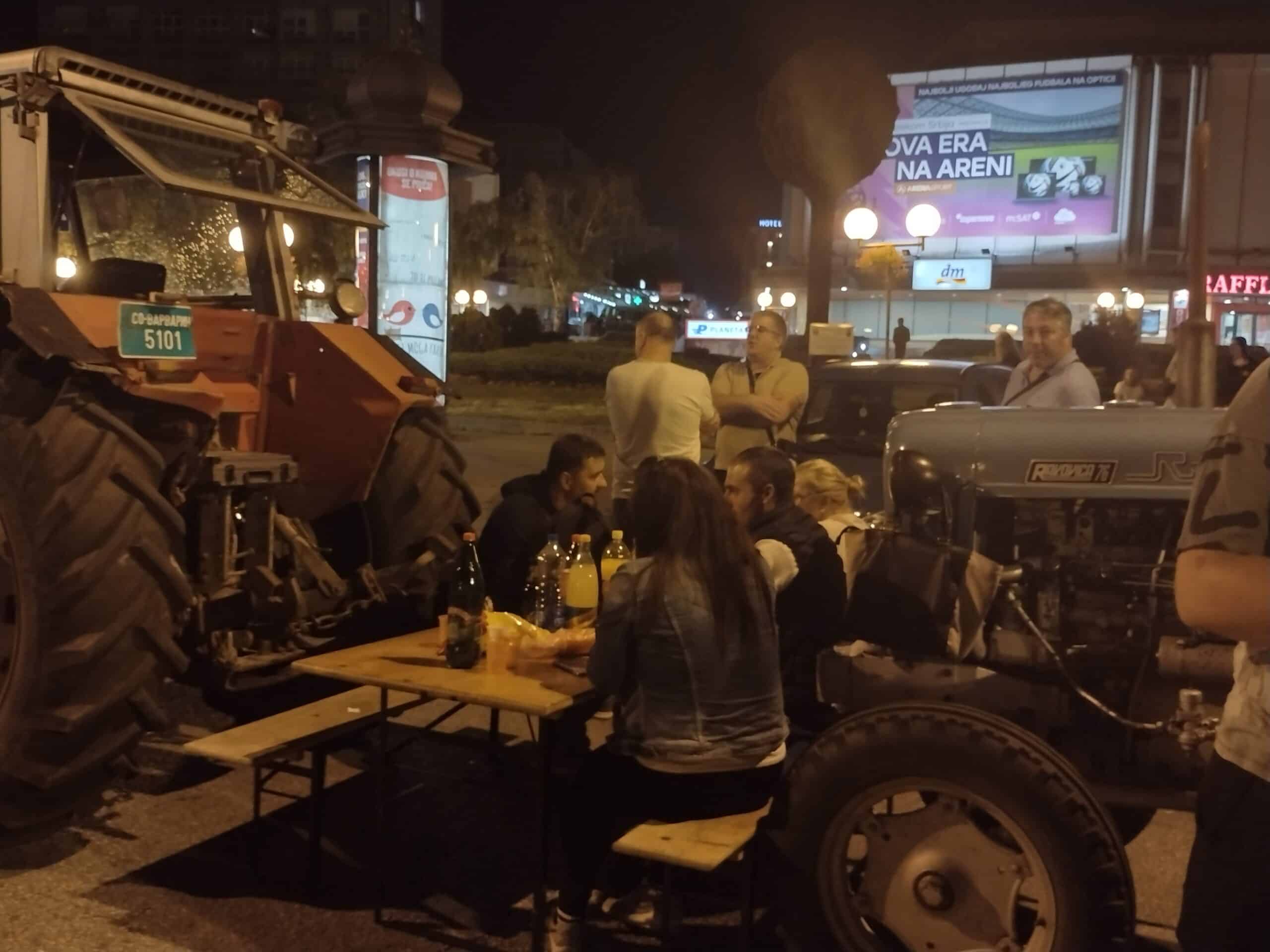 "Da l' je asfalt ili blato, Šumadinac trpi bato": Reporter Danasa proveo noć sa poljoprivrednicima u blokadi Kragujevca 5