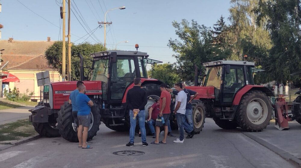 Poljoprivrednici iz Rače kod Kragujevca krenuli traktorima za Lapovo 1
