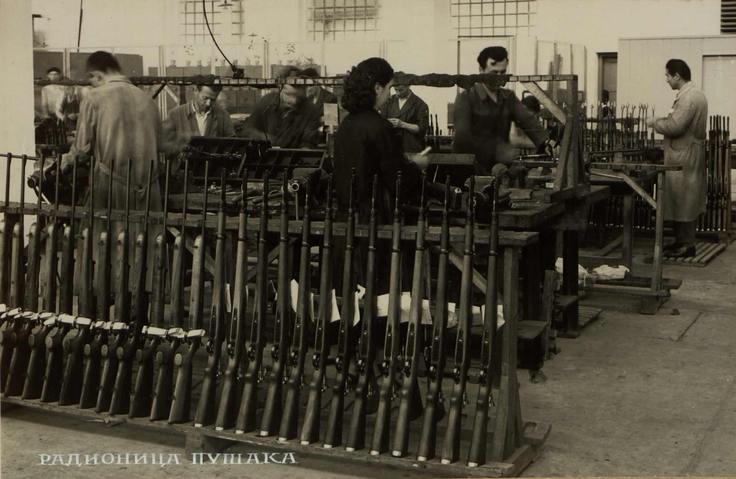 Gostovanje izložbe "O fabrikama i radnicima" u Muzeju "21. oktobar" u Kragujevcu 2 Gostovanje izložbe "O fabrikama i radnicima" u Muzeju "21. oktobar" u Kragujevcu 2