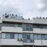 Radnici nikšićke Železare na krovu upravne zgrade štrajkuju glađu, čekaju Abazovića 2
