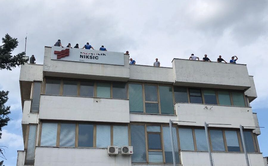 Radnici nikšićke Železare na krovu upravne zgrade štrajkuju glađu, čekaju Abazovića 1