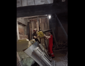 Filmska priča u selu kod Negotina: Čovek iščašio veštački kuk na 13 metara visine, vatrogasci ga konopcima spustili do lekara 3
