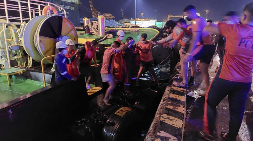 Na Filipinima se zapalio trajekt sa 82 osobe, 40 spaseno 1