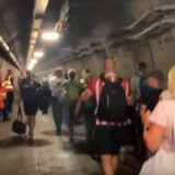 Haos pod Lamanšom: Putnici satima zaglavljeni unutar tunela (VIDEO) 2