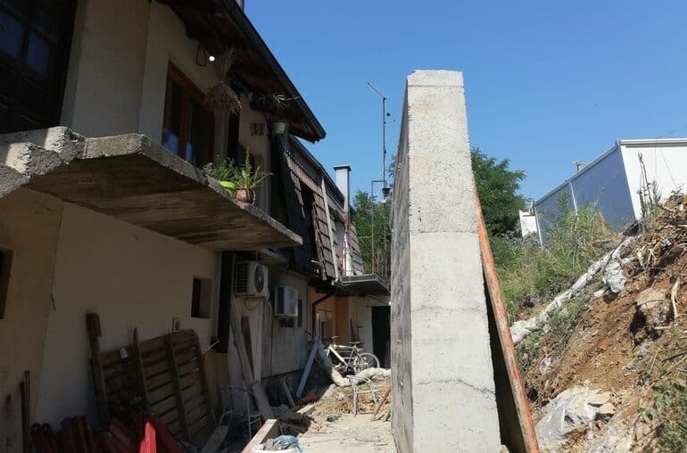 Valjevo: Građanima „nikao” zid visok preko tri metra tik uz kuće 1