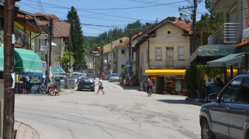 Nerazvijene opštine u Srbiji dobile od države minibuseve, ali ne mogu da ih koriste zbog zakona 1