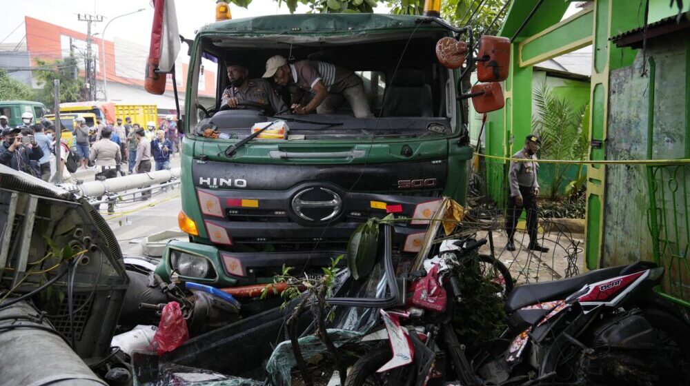 Kamion naleteo na autobusku stanicu ispred škole u Indoneziji: Najmanje deset osoba poginulo, više od 20 povređeno 1