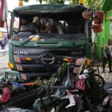Kamion naleteo na autobusku stanicu ispred škole u Indoneziji: Najmanje deset osoba poginulo, više od 20 povređeno 14