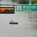 Iznenadne poplave u Teksasu ostavile automobile pod vodom (VIDEO) 1