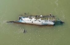 Low water level reveals wreck of a ship that sunk during WWII in the River Danube Suša širom Evrope otkriva drevno kamenje i poruke: "Ako ovo vidiš, plači" 7