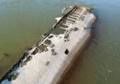Low water level reveals wreck of a ship that sunk during WWII in the River Danube Suša širom Evrope otkriva drevno kamenje i poruke: "Ako ovo vidiš, plači" 5