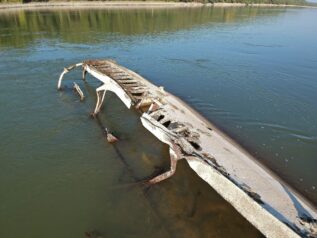 Low water level reveals wreck of a ship that sunk during WWII in the River Danube Suša širom Evrope otkriva drevno kamenje i poruke: "Ako ovo vidiš, plači" 3