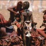 Zbog čega je u plemenu Himba ženama zabranjeno da se kupaju? 14