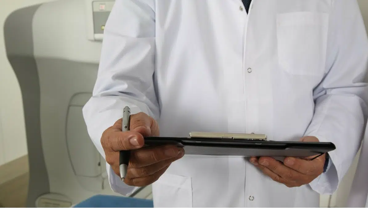 Ginecologo del Centro sanitario di Bečej in custodia, nessuno scrive istruzioni e prescrizioni per le pazienti – Società