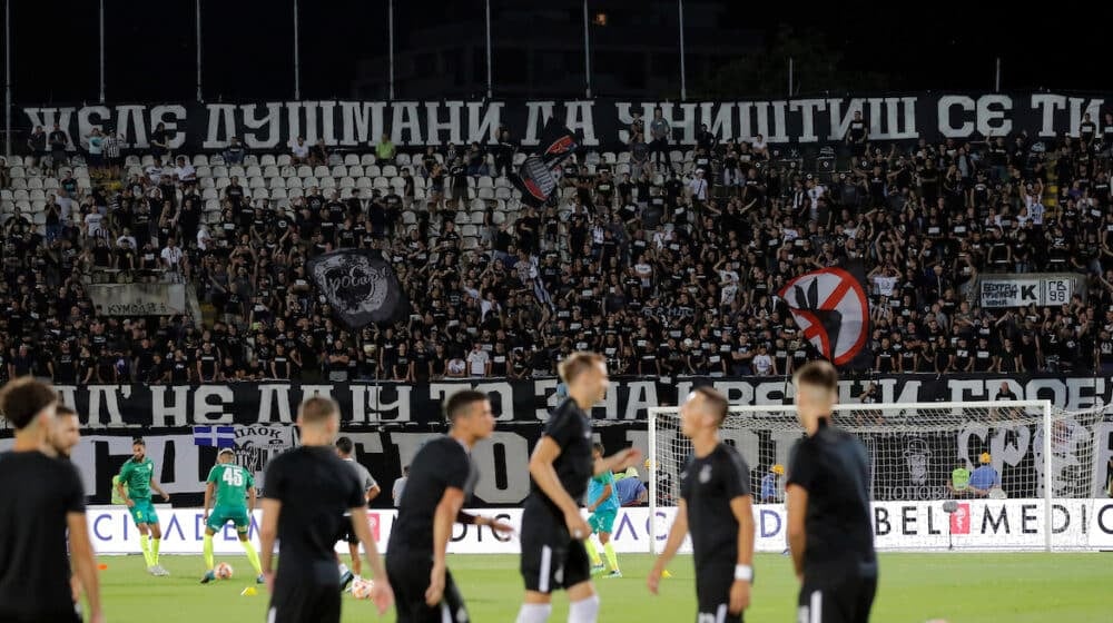 Incidenti na tribinama stadiona u Humskoj, publika skandira protiv uprave i predsednika Srbije (VIDEO) 1