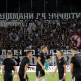 Incidenti na tribinama stadiona u Humskoj, publika skandira protiv uprave i predsednika Srbije (VIDEO) 12