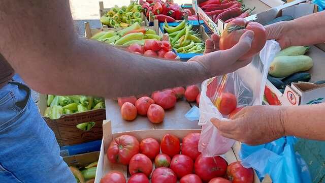 Na pijacama u Leskovcu kupuju se "po dva paradajza i dva krastavca" 1