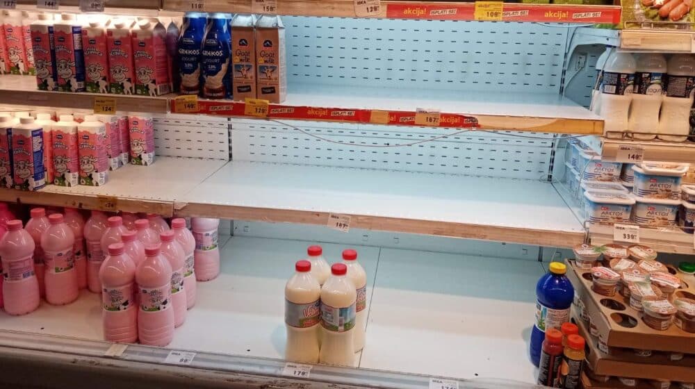 Zašto jutros nije bilo mleka u nekim prodavnicama u Beogradu: Da li se čekalo poskupljenje ili je zaista nestašica? 1